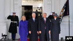 Американскиот претседател Џо Бајден и првата дама Џил Бајден позираат заедно со новоизбраниот претседател Доналд Трамп и Меланија Трамп при пристигнувањето во Белата куќа во Вашингтон, на 20 јануари 2025 година.
