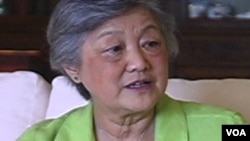 章含之2006年接受美国之音专访的视频截图