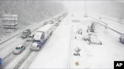 Interstate 95 dekat Fredericksburg, Virginia tertutup salju tebal, 3 Januari 2022.(Departemen Transportasi Virginia via AP).