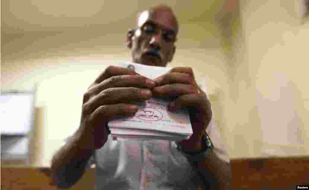 Ballot counting began after polls closed in Cairo on Sunday. 