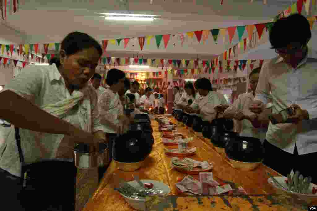 ពុទ្ធបរិស័ទ្ធរាប់បាតនៅថ្ងៃបិណ្ឌទីមួយ នៅវត្តកោះ ក្នុងរាជធានីភ្នំពេញ នាថ្ងៃទី២៨ ខែកញ្ញា ឆ្នាំ២០១៥ ។ (ឡេង ឡែន/VOA)