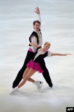 روسی اسکیٹرز ششکووا اور نوموف 24 فروری 1996 کو پیرس میں ایک ایونٹ میں پرفارم کرتے ہوئے ، فائل فوٹو