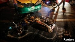 Tanda tabrakan kendaraan di lokasi kecelakaan lalu lintas selama festival Songkran di Bangkok. (Foto: Dok)