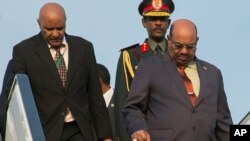 Presiden Sudan Omar al-Bashir (depan) tiba di Kigali, Rwanda untuk menghadiri KTT Uni Afrika, Sabtu (16/7). 