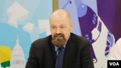 រូបឯកសារ៖ លោក Arend Zwartjes មន្រ្តី​ទំនាក់ទំនង​កិច្ច​ការ​សាធារណៈ​នៃ​ស្ថានទូត​សហរដ្ឋ​អាមេរិក ថ្លែង​ទៅ​កាន់​អ្នកសារព័ត៌មាន អំឡុង​ការសម្ពោធ​មជ្ឈមណ្ឌល​អាមេរិកាំង​ដែល​ស្ថិត​នៅ​ក្នុង​ស្ថានទូត​សហរដ្ឋ​អាមេរិក​ក្នុង​រាជធានី​ភ្នំពេញ​ប្រទេស​កម្ពុជា។ (ទុំ ម្លិះ/VOA)