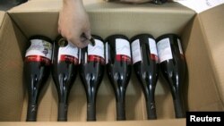 Seorang petugas menempelkan stiker pada botol wine sebelum dilemmas untuk ekspor di pabrik pembuatan wine, Shiloh Wineries, sebelah utara Ramallah, Tepi Barat, 8 November 2015 (Foto: dok).