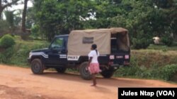 Un véhicule de police déployé au quartier Ahala, Yaoundé, Cameroun, 26 avril 2018. (VOA/Jules Ntap)