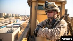 미 해병대가 지난 3일 이라크 바그다드 주재 미국 대사관에서 경계근무를 서고 있다.