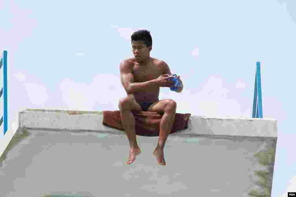 អតីត​កុមារ​កំព្រា​កម្ពុជា​ Jordan Pisey Windle​ ដែល​មាន​ឪពុក​ចិញ្ចឹម​ជា​ជនជាតិ​អាមេរិកាំង​ បច្ចុប្បន្ន​​ជា​កីឡាករ​លោត​​ទឹក​​ថ្នាក់​ជាតិ​ឆ្នើម​របស់​សហរដ្ឋ​អាមេរិក​ បាន​មក​កាន់​ប្រទេស​កម្ពុជា​ជា​លើក​ដំបូង ដើម្បី​ផ្តល់​កី្តសង្ឃឹម​ដល់​កុមារ​កំព្រា​ផ្សេង​ទៀត​នៅ​កម្ពុជា​​ ក្នុង​រាជធានី​ភ្នំពេញ​ កាល​ពី​ថ្ងៃ​ទី​១២ ខែ​ឧសភា​ ឆ្នាំ​២០១៦។ (ហ៊ាន សុជាតា/VOA)