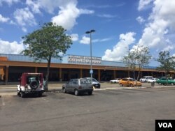 Outside Jose Martí International Airport of Havana, Cuba, Aug.13, 2015. (Celia Mendoza/VOA)