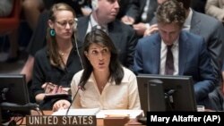 Nikki Haley, jakadiyar Amurka a Majalisar Dinkin Duniya yayinda take kare Israila a majalisar