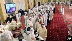 Warga Kuwait antri di Masjid Raya untuk memberi penghormatan dan menyampaikan ucapan belasungkawa pada keluarga para korban serangan kelompok IS di Masjid Syiah Imam Sadiq Mosque saat sholat Jum’at. Kuwait City, Kuwait (foto: AP Photo)