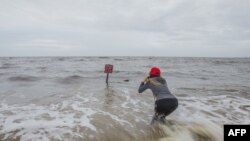 Hannah Jacole Powell-Yost prend une photo de la temête à Gulfport, Mississippi, le 7 octobre 2017.