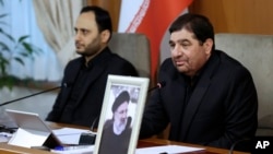 Muhammad Muxbir (o'ngda) birinchi vitse-prezident edi, endi muvaqqat prezident 