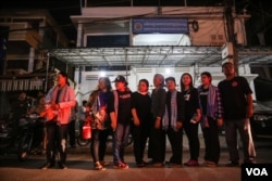 សកម្មជន​សហគមន៍​បឹងកក់​ថតរូប​នៅ​មុខ​អធិការដ្ឋាន​ប៉ូលិស​ខ័ណ្ឌ​ដូនពេញ បន្ទាប់ពី​សកម្មជន​បឹងកក់​ចំនួន​បី​រូប​ត្រូវគេ​ដោះលែង ក្រោយពី​ពួក​គេ​ត្រូវបាន​ប៉ូលិស​សាកសួរ​អំពី​ការចូលរ​រូម​យុទ្ធនាការ«ថ្ងៃច័ន្ទពណ៌ខ្មៅ» កាលពី​ព្រឹក​ថ្ងៃច័ន្ទ​ទី​០៩​ឧសភា​នេះ​។ (ឡេង ឡែន/VOA)