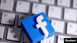 Logo Facebook di atas keyboard dalam foto ilustrasi, 25 Maret 2020. (Foto: Reuters)