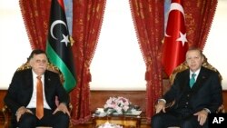 Presiden Turki Recep Tayyip Erdogan (kanan) dan Fayez al-Sarraj, Ketua Dewan Kepresidenan Libya berfoto setelah pertemuan, di Istanbul, 26 Februari 2018. (Foto: AP)