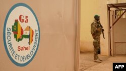 Un soldat de l'armée malienne monte la garde devant le poste de commandement de la Force régionale d’Afrique de l'Ouest G5-Sahel, à Sevare, 30 mai 2018.