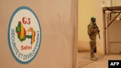 Un soldat de l'armée malienne monte la garde devant le poste de commandement de la Force régionale G5-Sahel, à Sévaré, 30 mai 2018.