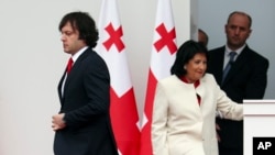 Վրաստանի վարչապետ Իրակլի Կոբախիձեն (ձախ կողմում) և նախագահ Սալոմե Զուրաբիշվիլին (աջ կողմում)։ Թբիլիսի, մայիսի 26, 2024թ․։