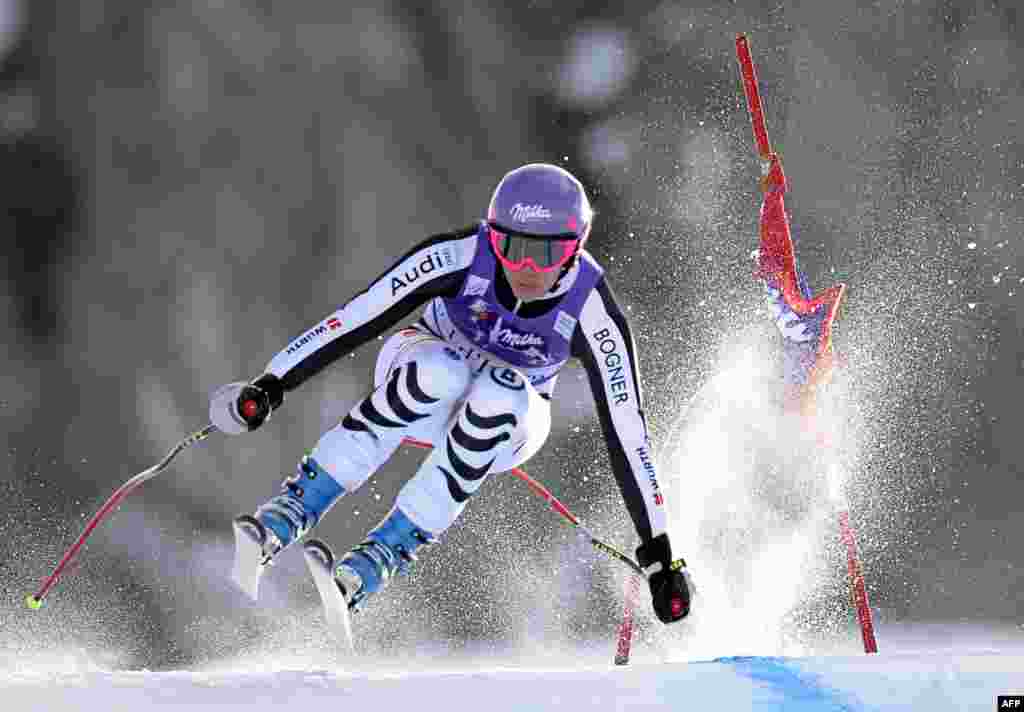 Atlet ski Jerman, Maria Hoefl-Riesch berlatih di Val d&#39;Isere, pegunungan Alpen, Perancis untuk menghadapi kejuaraan dunia ski. 