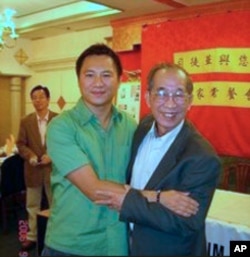 王丹与香港支联会主席司徒华(档案照)