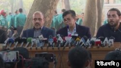 সংবাদ ব্রিফিংয়ে অন্তবর্তী সরকারের প্রধান উপদেষ্টার প্রেস সচিব শফিকুল আলম। ৫ ফেব্রুয়ারি, ২০২৫।