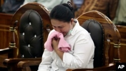 Meiliana, yang mengeluhkan volume azan, menangis saat menerima vonis hukuman penjara 18 bulan di pengadilan negeri Medan, Sumatra Utara, Selasa (21/8).