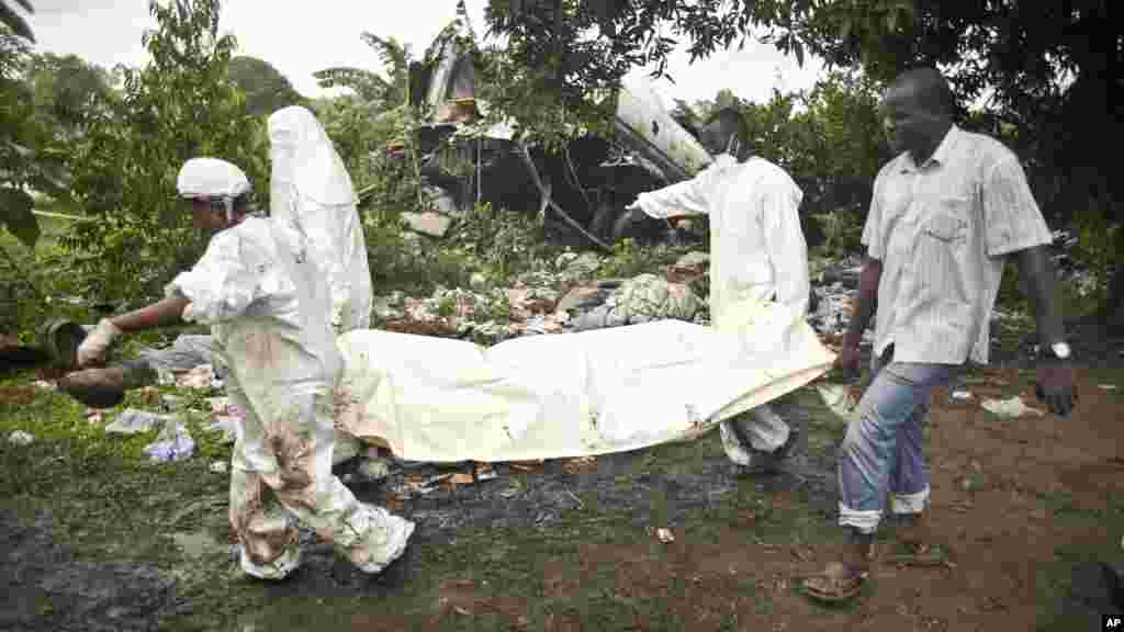 Les secouristes ramassent le corps d&rsquo;une victime du crash de l&rsquo;Antonov An-12 à Juba, Soudan, 4 novembre 2015. (AP Photo/Jason Patinkin)