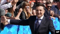 Ukrainian President-elect Volodymyr Zelenskiy greets supporters before inauguration ceremony in Kyiv, Ukraine, May 20, 2019.