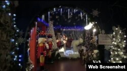 Lima ratus boneka Sinterklas dipajang tersebar di museum tersebut, termasuk bengkel kerja Kutub Utara ini dan Natal di seluruh dunia.