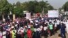 Des participants à la marche, à N'Djamena, le 1er novembre 2021. (VOA/André Kodmadjingar).