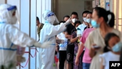 중국 푸젠성 푸톈시민들이 13일 신종 코로나바이러스 감염 검사 시설에서 차례를 기다리고 있다.