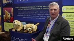 ทอม สตีเวนส์ ซีอีโอและผู้ร่วมก่อตั้งบริษัท Tombot ร่วมเปิดตัว "เจนนี" ที่งาน CES 2025 ที่นครลาสเวกัส สหรัฐฯ