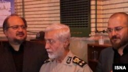 از راست به چپ: عمار صالحی (فرزند عطاالله صالحی)، عطاالله صالحی (فرمانده سابق ارتش) و محمد شریعتمداری (وزیر کار، رفاه و تعاون)