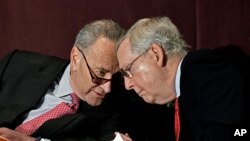 چاک شومر رهبر اکثریت دموکرات سنا (چپ) و میچ ‌مک‌کانل رهبر جمهوریخواهان سنا - آرشیو