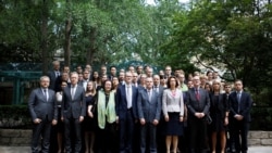 来自多个国家的几十名外交官在2021年8月11日斯帕弗案宣判日到加国驻北京大使馆声援（路透社）