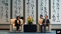 Menteri Perdagangan AS Gina Raimondo (kiri), berbicara dalam pertemuan dengan Sekretaris Partai Shanghai Chen Jining, di Shanghai, China, Rabu, 30 Agustus 2023. (AP/Andy Wong) Pool)