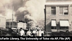 1921. u Tulsi je zapaljen bogati crnački kvart, a ubijeno je najmanje 300 crnaca.