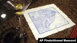 Label peringatan pada serbet kertas yang bergambar peta perairan di sekitar wilayah Hilton Head Island di South Carolina bertuliskan "Peringatan: Tidak untuk Digunakan sebagai Navigasi" (foto: dok). 