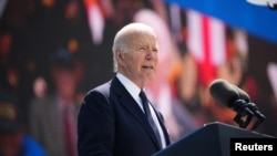 ប្រធានាធិបតី​សហរដ្ឋអាមេរិក​លោក Joe Biden ថ្លែងនៅក្នុង​ទិវា D-Day នៅ​ទីក្រុង Colleville-sur-Mer តំបន់ Normandy ប្រទេសបារាំង នាថ្ងៃទី៦ ខែមិថុនា ឆ្នាំ២០២៤។ 