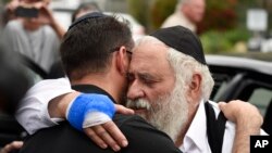Le rabbin Yisroel Goldstein, à droite, après sa conférence de presse à la synagogue Chabad, le dimanche 28 avril 2019, à Poway, en Californie.