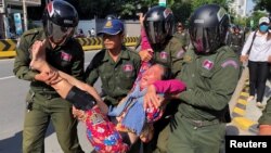 ស្ត្រីម្នាក់ ត្រូវបានប៉ូលិសចាប់ខ្លួន ក្រោយពី​កម្លាំង​សន្តិសុខ​បំបែក​ក្រុមអ្នកតវ៉ា​តូច​មួយ​នៅជិត​ស្ថានទូតចិន ដែល​តវ៉ា​ប្រឆាំងនឹង​ផែនការ​ដែល​ត្រូវបាន​ចោទ​ថា ជំរុញ​ឲ្យ​មាន​វត្តមាន​យោធា​របស់​ក្រុងប៉េកាំង​នៅក្នុង​ប្រទេស​នេះ ទីក្រុង​ភ្នំពេញ ប្រទេស​កម្ពុជា នៅ​ថ្ងៃទី២៣ ខែតុលា ឆ្នាំ២០២០។