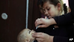 په ختیخ زون کې د پولیو د بیړني عملیاتي مرکز مشر، ډاکټر نجیب الله کاموال په یاد زون کې د پولیو واکسین د څلور ورځني کمپاین د پیل پر مهال وویل چې یادې مثبتې پېښې د کونړ په دانګام او د نورستان کامدېش ولسوالۍ کې ثبت شوي دي. عکس - ارشیف