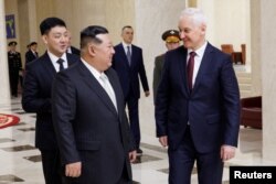 지난달 30일 북한을 방문한 안드레이 벨로우소프 러시아 국방장관과 김정은 북한 국무위원장이 회담을 갖기 위해 함께 이동하고 있다.