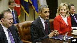 奥巴马总统就财政悬崖问题会见全国州长协会主席马泰尔州长、非政府组织副主席法林州长及盖特纳财长