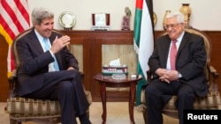 Menlu AS John Kerry berbicara dengan Presiden Palestina Mahmoud Abbas di Amman (28/6).