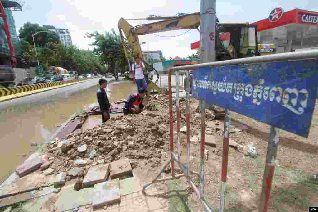 ក្រុម​ការងារ​រដ្ឋាករ​ទឹក​​ជួសជុល​ប្រព័ន្ធ​ទឹកស្អាត​បន្ទាប់​ពី​រថ​យន្ត​អេស្កា​វេទ័រ​ជីក​កកាយ​ដីប៉ះ​ប្រព័ន្ធទុយោ​បណ្ដាល​ឲ្យ​ធ្លាយ​ទឹក​បាចសាច​ចេញ​ក្រៅ​នៅ​ព្រឹក​ថ្ងៃអាទិត្យ ទី​១៤ ខែ​សីហា​ឆ្នាំ​២០១៦​។​​ក្រុម​ការងារ​នៃ​មន្ទីរ​សាធារណៈ​ការ​និង​ដឹកជញ្ជូន​ជួសជុល​បង្គោល​ភ្លើង​នៅ​ស្តុប​បូកគោ នៃ​ខ័ណ្ឌ​ចំការមន​ រាជធានី​ភ្នំពេញ​​។​(ឡេង ឡែន/VOA )