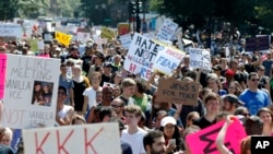 Demostran anti-rasisme berdiri di sekitar lokasi unjuk rasa "free speech" yang diadakan aktivis kelompok konservatif di Boston, 19 Agustus 2017.