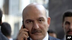 Menteri Dalam Negeri Turki Suleyman Soylu berbicara melalui telepon di Ankara, Turki, 5 November 2019. 